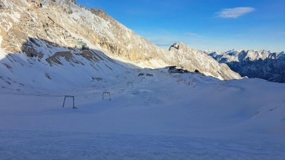 Im Skigebiet am Zugspitzplatt laufen die Vorbereitungen für die Wintersaison. (Foto: Bayerische Zugspitzbahn./dpa)