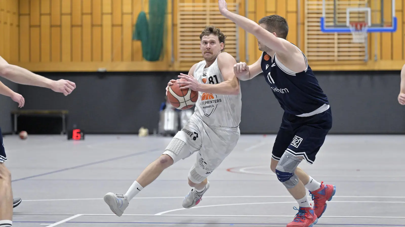 War bei vielen personellen Engpässen zuletzt eine der Konstanten beim TTV Neustadt: Kapitän Christian Bittel (am Ball, hier gegen Sebastian Woelki vom TV Augsburg). (Foto: Martin Rügner)