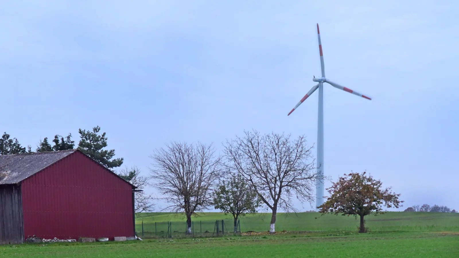 Die Suche nach neuen Standorten für Windkraftanlagen beschäftigt Bürger in Leutershausen. Unser Bild zeigt ein Windrad im Stadtteil Tiefenthal.  (Foto: Sarina Schwinn)