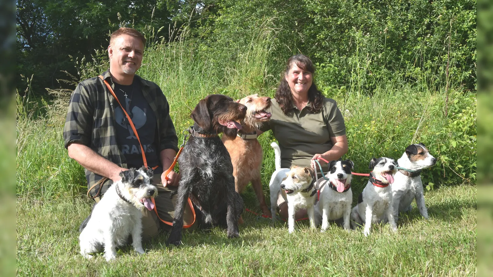 Hundeobfrau Sandie Schmidt und ihr Stellvertreter Albin Busch mit ihren Jagdhunden. Diese bestehen aus den Rassen Parson Russel Terrier und Deutsch Drahthaar. Die Tiere müssen lernen, ein Team zum bilden. (Foto: Anita Dlugoß)