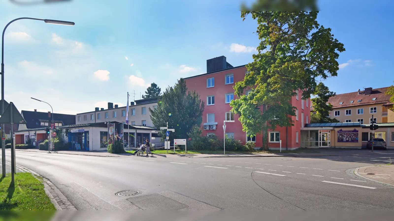 An der Hauptstraße in Neuendettelsau, wo jetzt schon Mission EineWelt ansässig ist, hätte das Gemeindezentrum realisiert werden sollen. Am Standort will die Landeskirche indes festhalten. (Archivfoto: Irmeli Pohl)