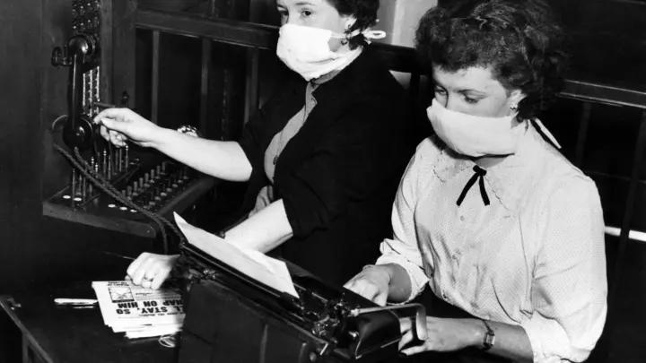 Selbst in den Büros saßen die Angestellten mit Gazemasken (Aufnahmedatum unbekannt). Im Dezember 1952 legt sich fünf Tage lang eine schwere Dunstglocke aus Rauch und Nebel über die britische Hauptstadt. (Foto: picture alliance / UPI INP/dpa)
