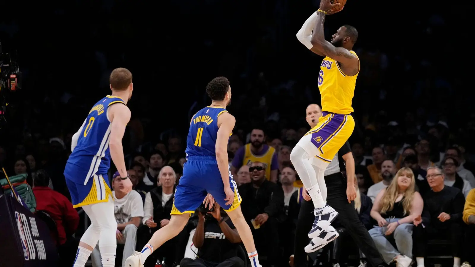 Los Angeles Lakers-Forward LeBron James (r) wirft über Golden State Warriors-Guard Klay Thompson (11). (Foto: Ashley Landis/AP)