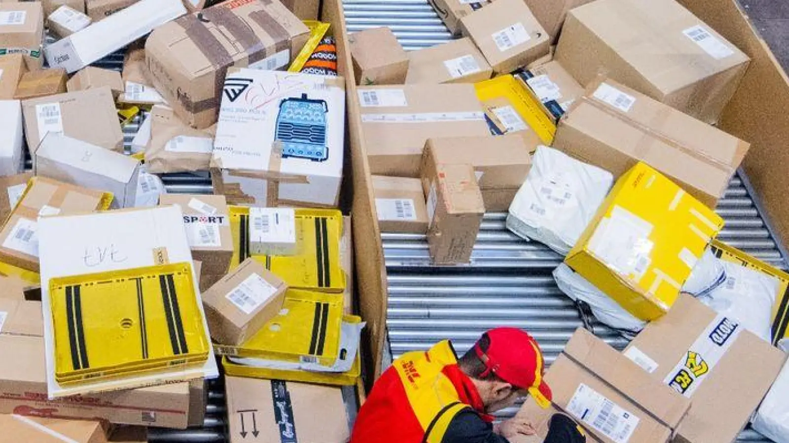 Auch und gerade in der Weihnachtszeit kann es zu Verzögerungen kommen: Ein neues Online-Tool der Verbraucherzentrale soll bei Problemen mit Post- und Paketdiensten unterstützen. (Foto: Rolf Vennenbernd/dpa/dpa-tmn)