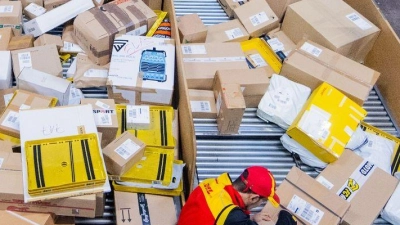 Auch und gerade in der Weihnachtszeit kann es zu Verzögerungen kommen: Ein neues Online-Tool der Verbraucherzentrale soll bei Problemen mit Post- und Paketdiensten unterstützen. (Foto: Rolf Vennenbernd/dpa/dpa-tmn)