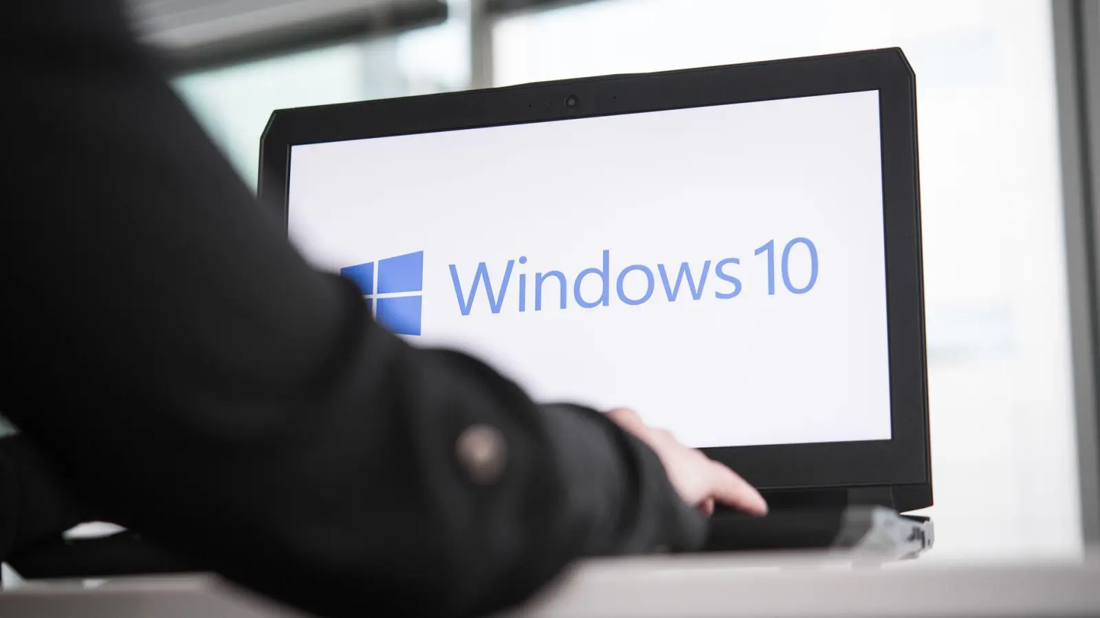 Vertrauter Anblick, der bei vielen bald Geschichte sein wird: Windows 10 wird im Herbst ausgemustert. (Foto: Robert Günther/dpa-tmn)