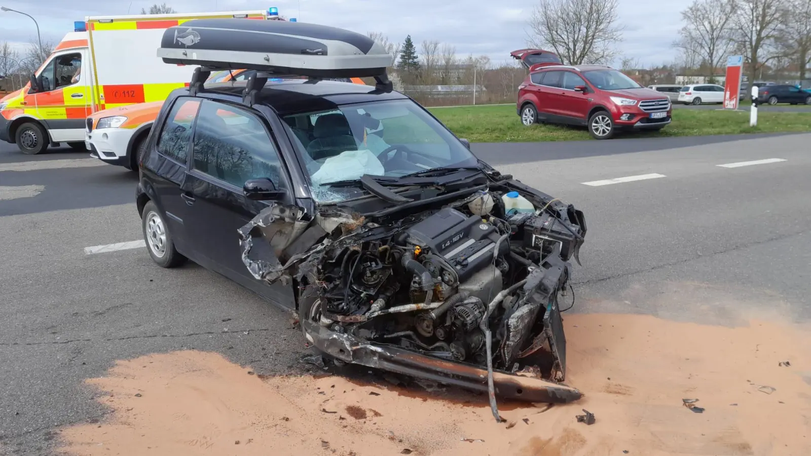 Ein Unfall mit hohem Schaden ereignete sich am Mittwoch an der Einmündung der Schul- in die Rothenburger Straße. (Foto: Feuerwehr Uffenheim)