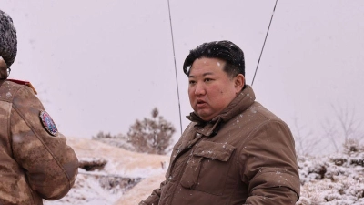 Nordkoreas Machthaber Kim Jong Un (r) beobachtet den Testabschuss eines strategischen U-Boot-Marschflugkörpers. (Foto: -/kcna/dpa)
