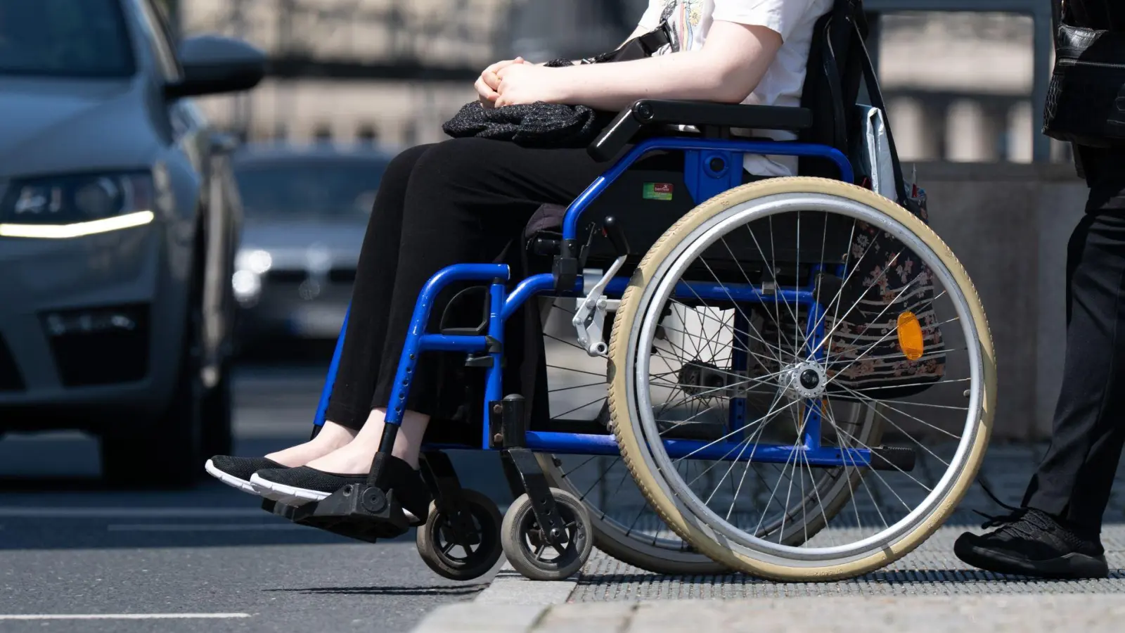 Menschen im Rollstuhl sollen in München anstelle von Fußgängern die „Ampelmännchen“ ersetzen. (Symbolbild) (Foto: Sebastian Kahnert/dpa)