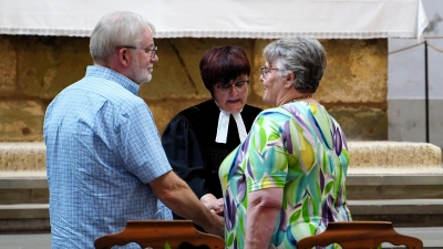 Pfarrerin Sabine Baier traut Günter und Jutta Rambach. Und noch vier weitere Paare am Aktionstag „einfach heiraten”. (Foto: Simone Hedler)