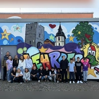Die Schüler der Mittelschule Lehrberg vor ihrem Kunstwerk. Ganz links Künstler Marco Holzinger alias ERAS, Dritte von rechts Bürgermeisterin Renate Hans. (Foto: Jasmin Halm)