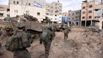 Israelische Soldaten bei einer Bodenoperation im Stadtteil Shijaiyah in Gaza-Stadt. (Foto: Moti Milrod/HAARETZ/AP/dpa)
