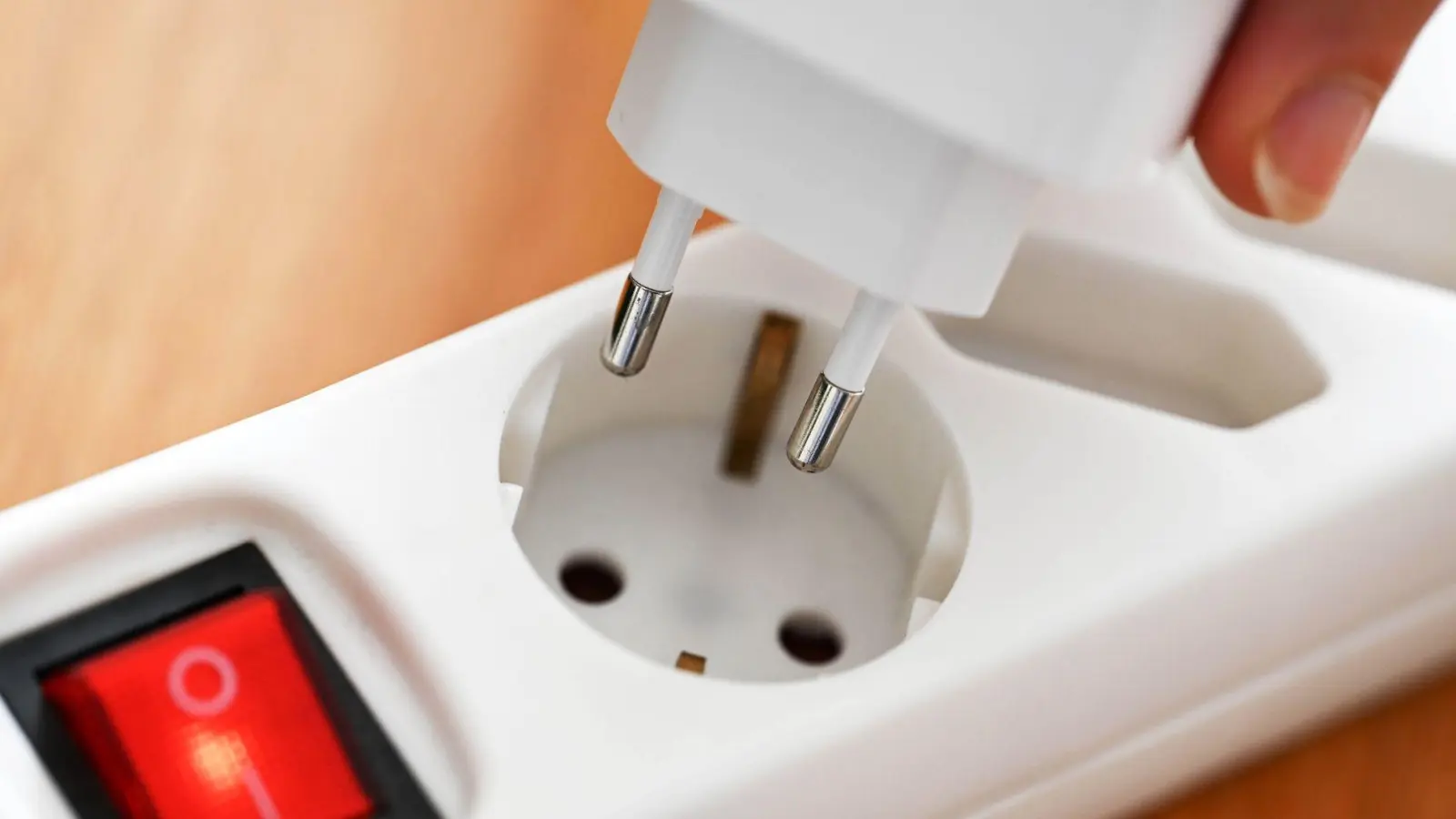 Die Stromrechnung sprengt bei vielen Haushalten das Budget. (Symbolbild) (Foto: Bernd Weißbrod/dpa)