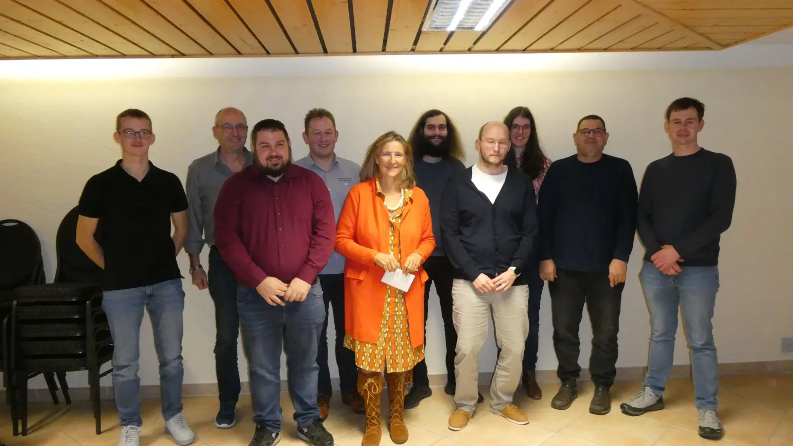 Die Kandidatinnen und Kandidaten der Freien Wählergruppe Ortsteile (von links): Bernd Büttner, Thomas Klein, Daniel Banner, Michael Schröder, Bürgermeisterkandidatin Sabine Freifrau von Süßkind, Tobias König, Maximilian Kaiser, Alexandra Freytag, Karlo Killian und Johannes Büttner. (Foto: Walter Oberhäußer)