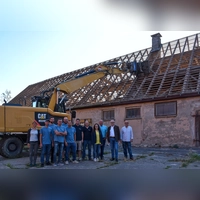 Der Startschuss für das neue Feuerwehrgerätehaus in Mosbach ist gefallen: Über den Projektauftakt freuen sich Politik, Verwaltung und Feuerwehren. (Foto: Stadt Feuchtwangen/Rebecca Weber)