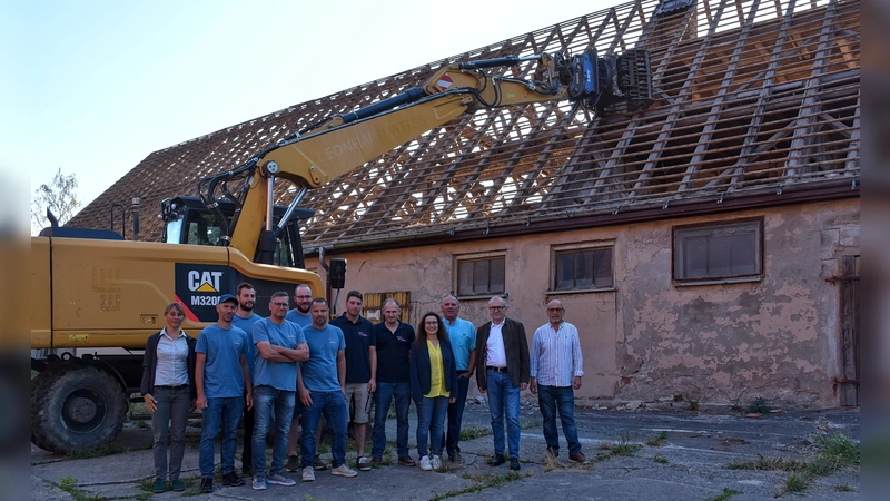 Der Startschuss für das neue Feuerwehrgerätehaus in Mosbach ist gefallen: Über den Projektauftakt freuen sich Politik, Verwaltung und Feuerwehren. (Foto: Stadt Feuchtwangen/Rebecca Weber)