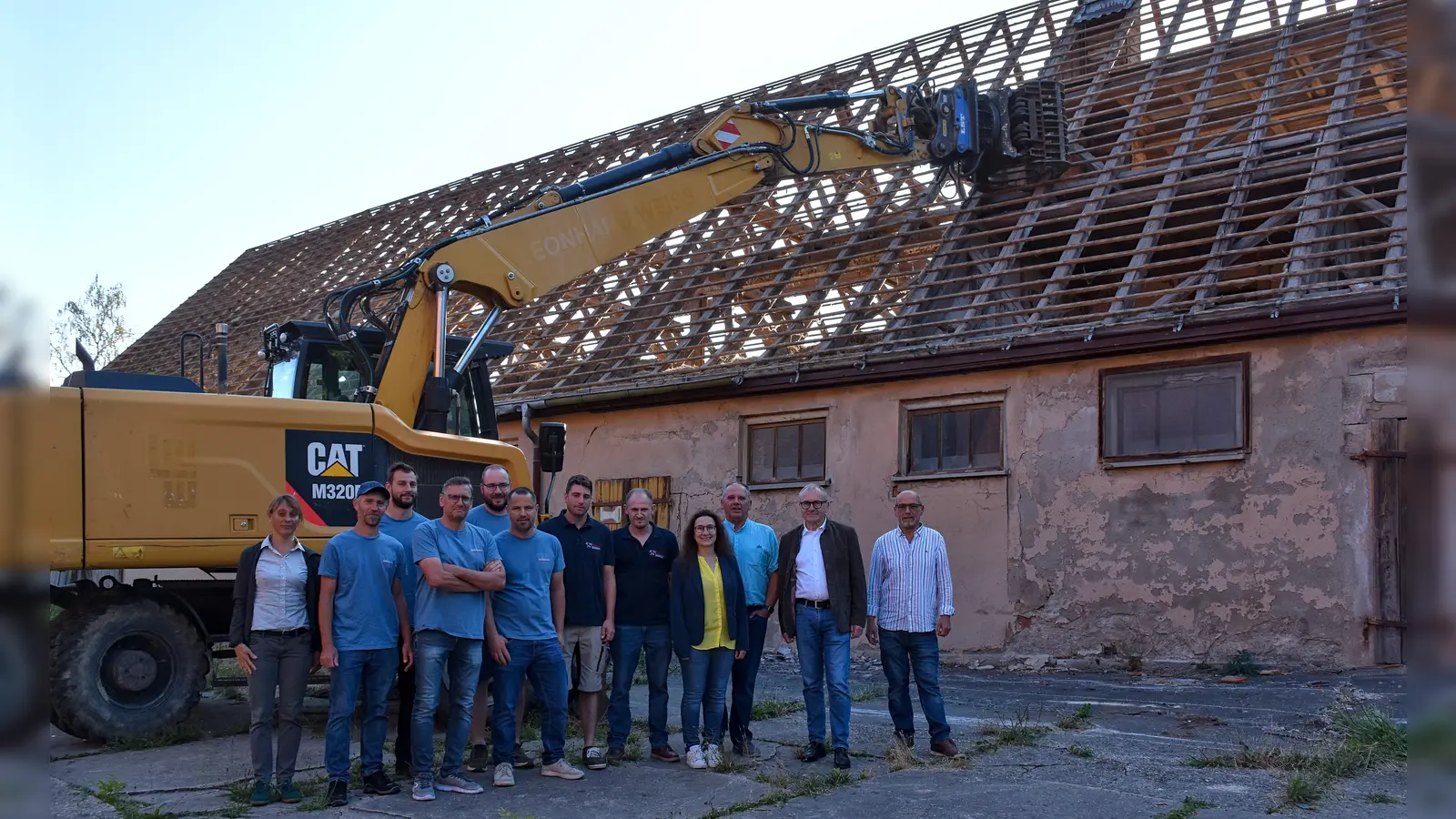 Der Startschuss für das neue Feuerwehrgerätehaus in Mosbach ist gefallen: Über den Projektauftakt freuen sich Politik, Verwaltung und Feuerwehren. (Foto: Stadt Feuchtwangen/Rebecca Weber)
