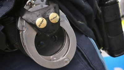 Nach einem Schockanruf nahm die Polizei in München zwei 24 und 59 Jahre alte Männer kurz nach der Geldübergabe fest. (Symbolbild) (Foto: Karl-Josef Hildenbrand/dpa)