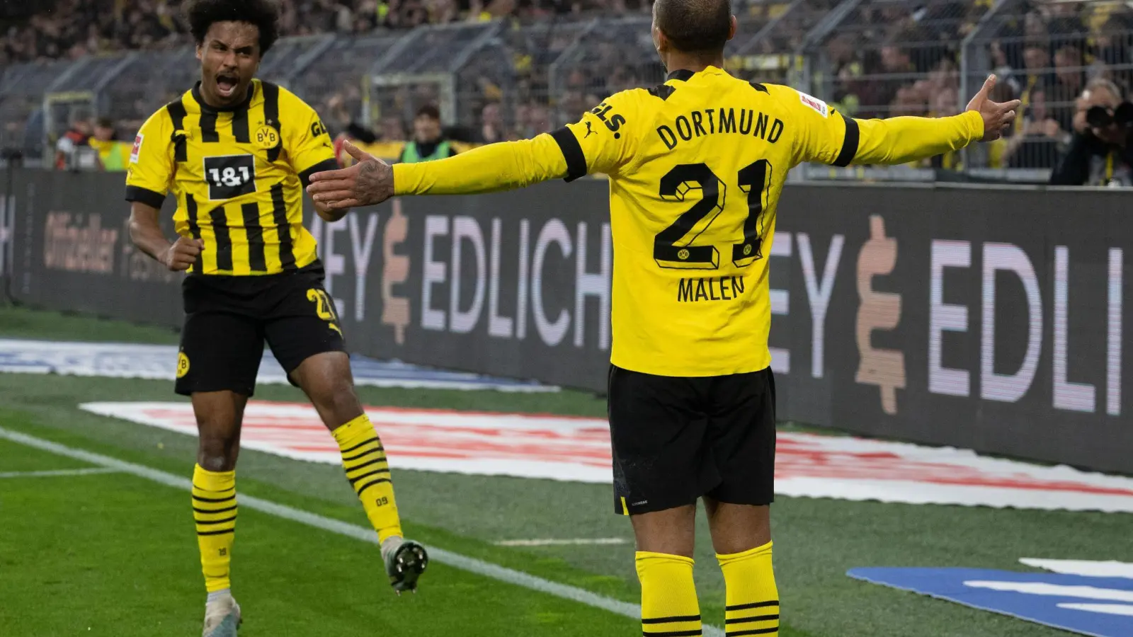 Dortmunds Donyell Malen jubelt mit Karim Adeyemi (l) über einen Treffer. Zusammen mit Sébastien Haller sorgten die Angreifer zuletzt für Furore. (Foto: Bernd Thissen/dpa)