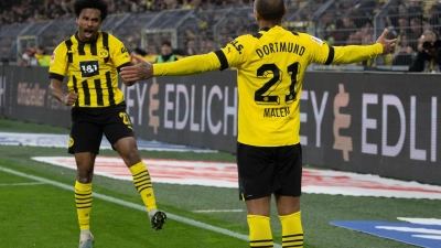 Dortmunds Donyell Malen jubelt mit Karim Adeyemi (l) über einen Treffer. Zusammen mit Sébastien Haller sorgten die Angreifer zuletzt für Furore. (Foto: Bernd Thissen/dpa)