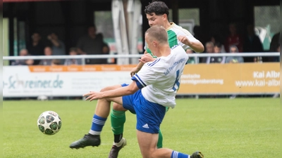 Der Tabellendritte SV Großohrenbronn (hinten Ufuk Ibram Faik) kassierte gegen den TuS Feuchtwangen (Lukas Hirsch) eine deutliche 2:6-Heimschlappe. (Foto: Markus Zahn)
