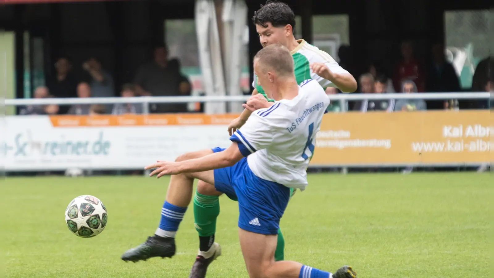 Der Tabellendritte SV Großohrenbronn (hinten Ufuk Ibram Faik) kassierte gegen den TuS Feuchtwangen (Lukas Hirsch) eine deutliche 2:6-Heimschlappe. (Foto: Markus Zahn)