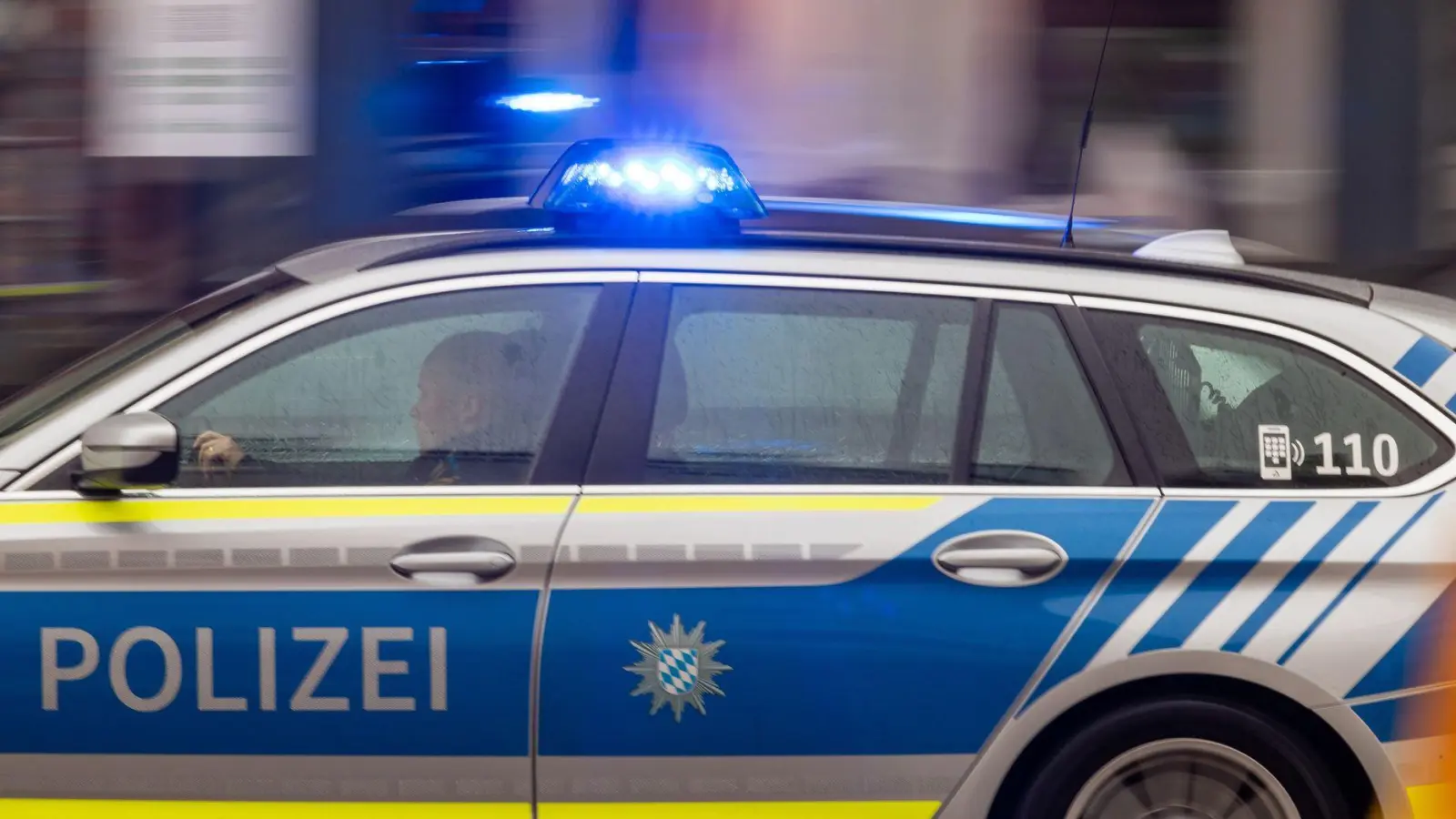 Die Frau trug tatsächlich eine Waffe - allerdings war es ein Spielzeug. (Archivbild) (Foto: Peter Kneffel/dpa)