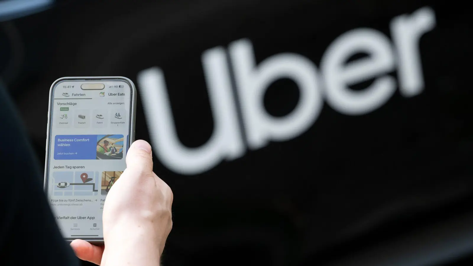Bei Uber können Frauen eine Fahrt mit einer Fahrerin buchen - müssen dann aber etwas mehr Wartezeit in Kauf nehmen. (Symbolbild) (Foto: Sebastian Gollnow/dpa)