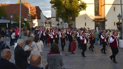 Der Marsch zum Festzelt wurde von den Stadtsoldaten und der Musikkapelle Neunstetten angeführt. (Foto: Werner Wenk)