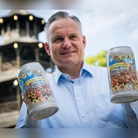 Wiesnchef Christian Scharpf zeigt den aktuellen Maßkrug der Wiesnwirte. (Foto: Peter Kneffel/dpa)