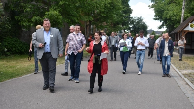Bürgermeister Florian Hirsch (links) führte die aus Mitgliedern der Bewertungskommission und zahlreichen Bürgern jeden Alters bestehende Gruppe durch Auernhofen. An etlichen Stationen gab es Erklärungen. (Foto: Ute Niephaus)