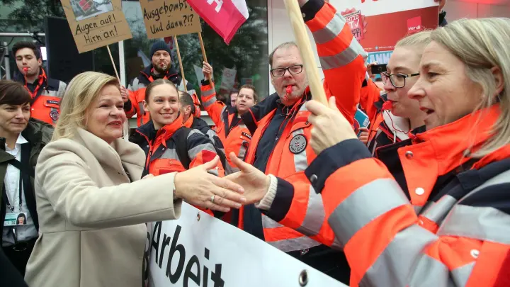 Nancy Faeser begrüßt vor dem Kongresshotel in Potsdam Gewerkschafter, die an einer Kundgebung zum Auftakt der Tarifverhandlungen teilnehmen. (Foto: Wolfgang Kumm/dpa)