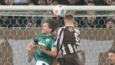 St. Paulis Hauke Wahl erzielt den Treffer zum 1:0 - auch dank Backhaus' Mithilfe. (Foto: Marcus Brandt/dpa)