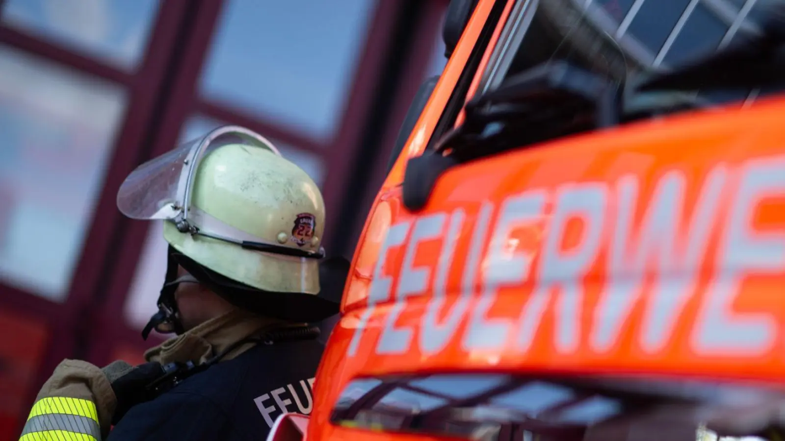 Mehr als 100 Einsatzkräfte rückten zu dem Brandort aus. (Symbolbild) (Foto: Marijan Murat/dpa)