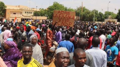 Demonstranten nehmen an einem Marsch zur Unterstützung der Putschisten in der Hauptstadt Niamey teil. (Foto: Djibo Issifou/dpa)
