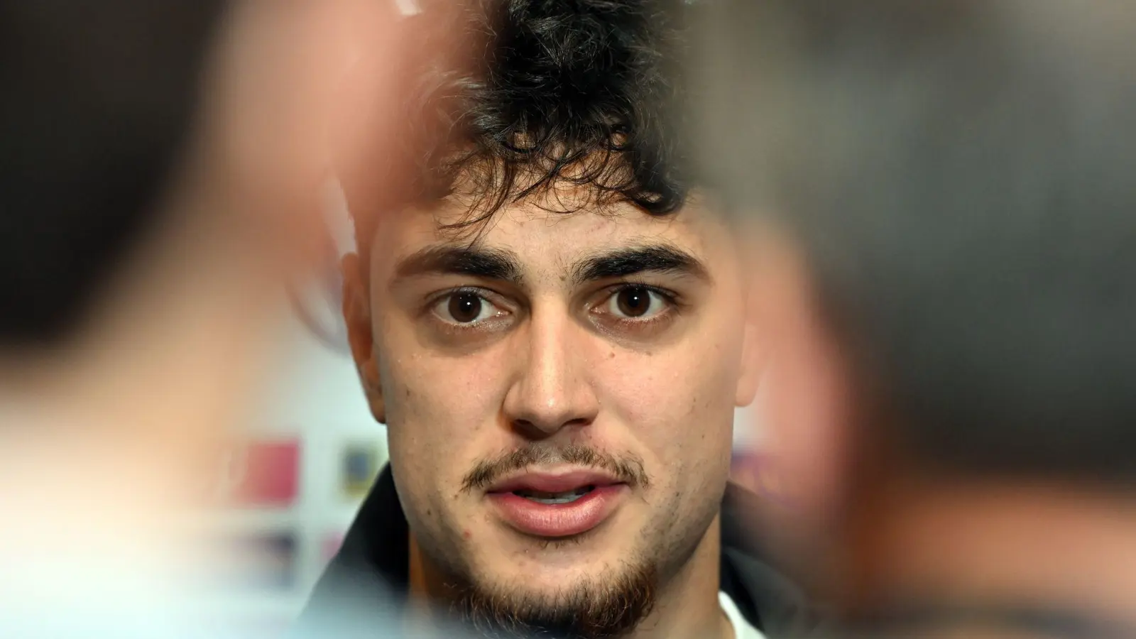 Aleksandar Pavlovic und die Fragen zu seinen Zwangspausen: „Es nervt.“ (Foto: Federico Gambarini/dpa)