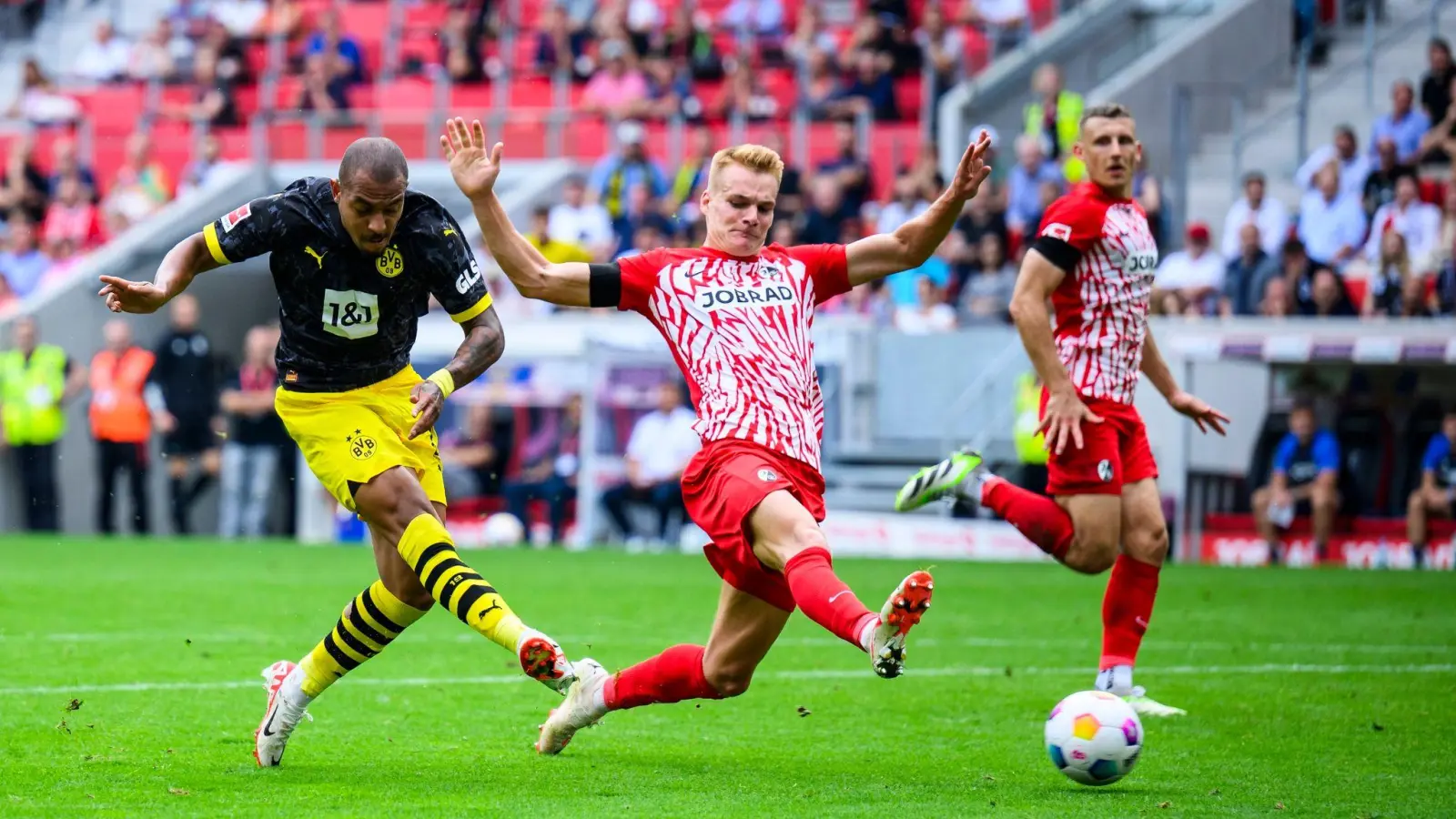 Dortmunds Donyell Malen (l) sorgte mit seinem Tor für den zwischenzeitlichen 2:2-Ausgleich des BVB in Freiburg. (Foto: Tom Weller/dpa)