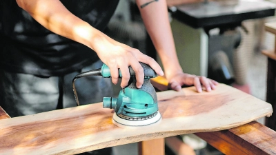 Ein Zimmerer führt die unterschiedlichsten Arbeiten kompetent aus. (Foto: Pexels)