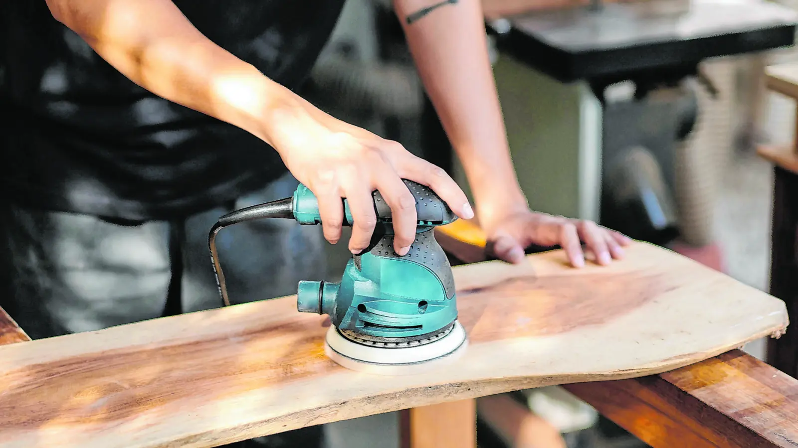 Ein Zimmerer führt die unterschiedlichsten Arbeiten kompetent aus. (Foto: Pexels)