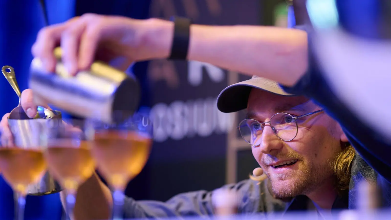 Wladimir Reichert von der erst kürzlich eröffneten Bar „Studio“ in Zürich mixt seinen Gewinner-Cocktail „Unruh“. (Foto: Miriam Weisz/Für Mixology/dpa)