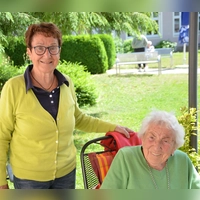 Else Koch ist 100 Jahre und blickt auf ein glückliches Leben zurück. Sie wohnt seit Februar in einem Seniorenheim in Bad Windsheim. Tochter Ingrid Paulus kümmert sich rührend um die Mutti und besucht sie regelmäßig. (Foto: Christa Frühwald)