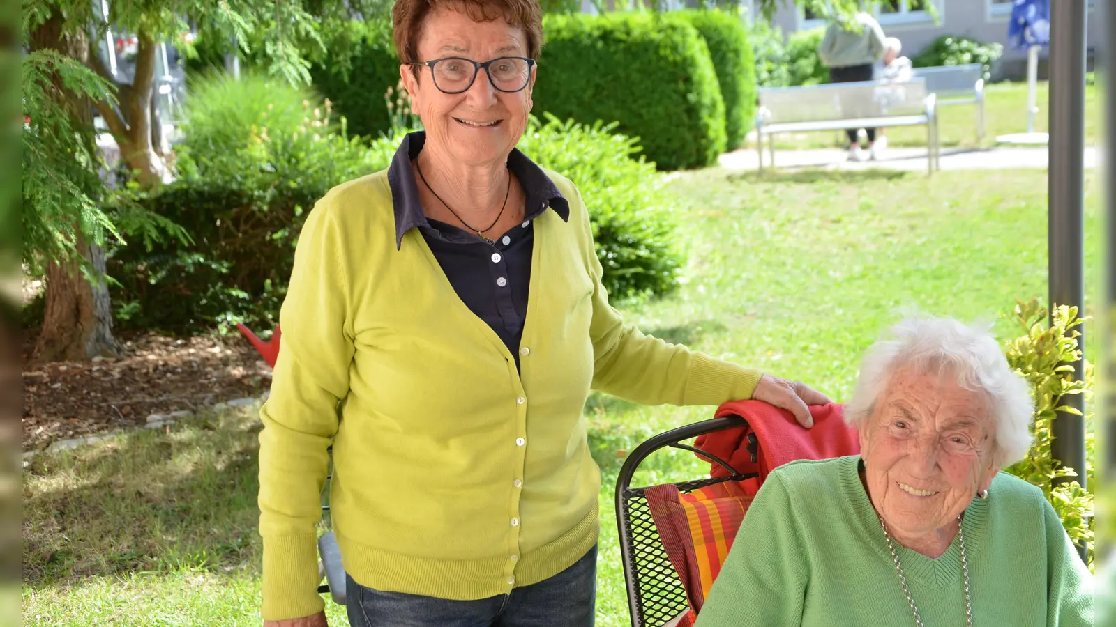 Else Koch ist 100 Jahre und blickt auf ein glückliches Leben zurück. Sie wohnt seit Februar in einem Seniorenheim in Bad Windsheim. Tochter Ingrid Paulus kümmert sich rührend um die Mutti und besucht sie regelmäßig. (Foto: Christa Frühwald)