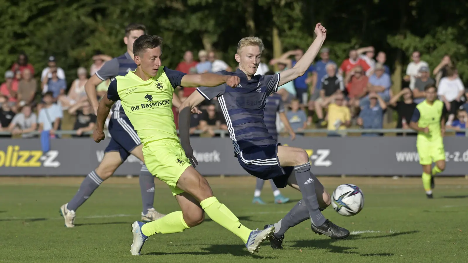 Das Gastspiel des TSV 1860 München (links Marius Wörl) beim TuS (rechts Laurent Ruck) lockte vergangenes Jahr über 3000 Zuschauer. (Foto: Martin Rügner)
