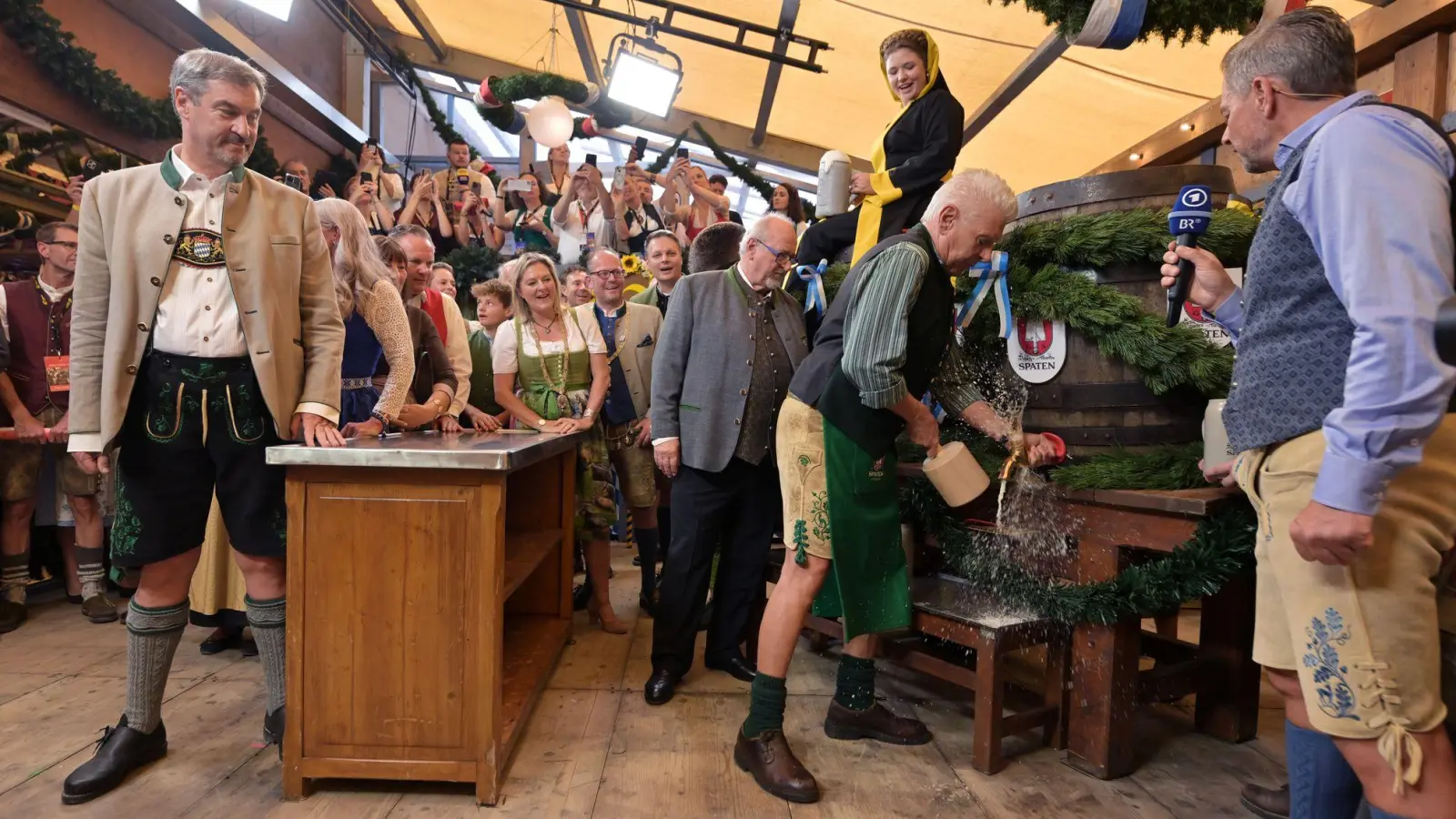 Ministerpräsident Markus Söder (CSU) trug wieder Lederhosen. (Foto: Peter Kneffel/dpa)