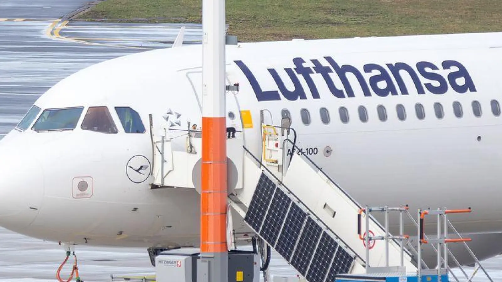 Bleibt heute mit großer Wahrscheinlichkeit am Boden: ein Flieger der Lufthansa am Hamburger Flughafen. (Foto: Bodo Marks/dpa)