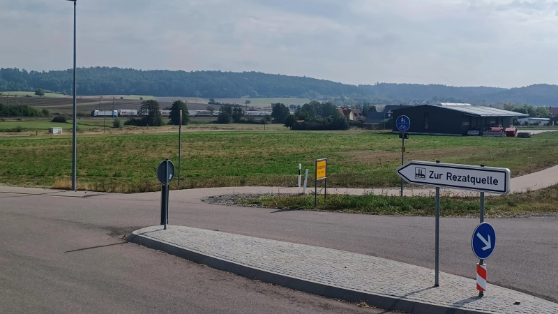 Wenn es nach dem Gemeinderat Oberdachstetten geht, könnte hier bald ein Fachmarktzentrum stehen. Das Foto zeigt das entsprechende Areal. Rechts außerhalb des Bildes verläuft die Bundesstraße. (Foto: Eileen Gillwald)