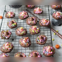 Zum Anbeißen verhext: Diese Hexenhut-Cookies mit viel Schokolade sorgen an Halloween für einen Hingucker.  (Foto: Mareike Pucka/dpa-tmn)