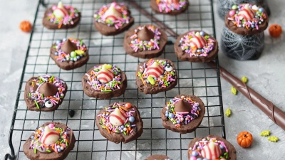 Zum Anbeißen verhext: Diese Hexenhut-Cookies mit viel Schokolade sorgen an Halloween für einen Hingucker.  (Foto: Mareike Pucka/dpa-tmn)