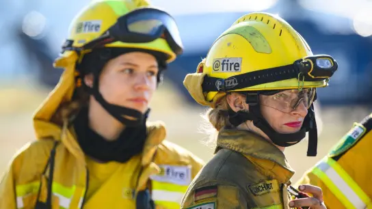 Julia Richardt (r), freiwillige Feuerwehrfrau bei dem Internationalen Katastrophenschutz Deutschland „@fire“, im Einsatz in der Sächsischen Schweiz. (Foto: Robert Michael/dpa)