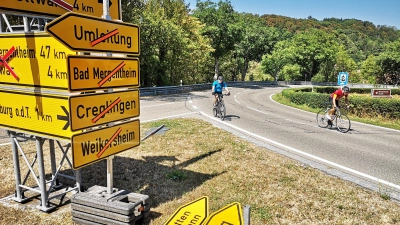Für den autofreien Sonntag war ein gewisser Beschilderungsaufwand notwendig. Das Bild entstand an der Kehre bei Detwang, ab der die Streckensperrung für motorisierte Fahrzeuge galt. (Foto: Jürgen Binder)